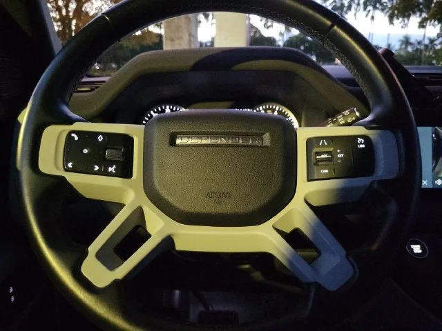 2023 Land Rover Defender 90 S photo 20