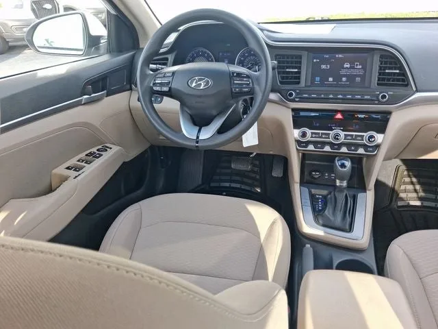 2020 Hyundai Elantra SEL photo 8