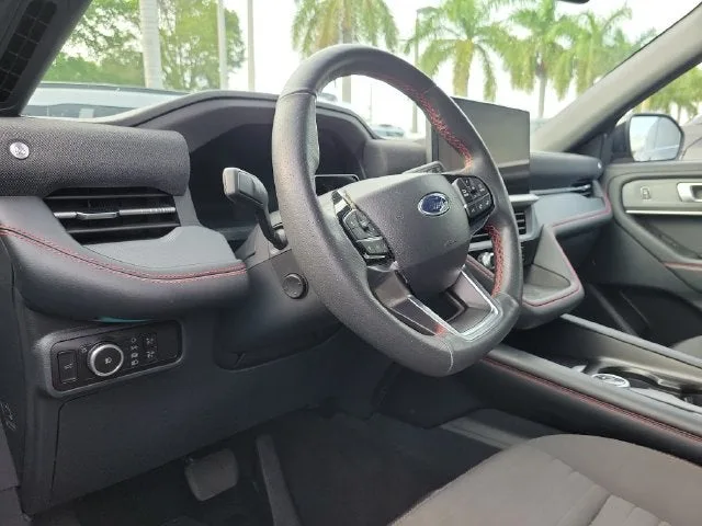 2025 Ford Explorer ST-Line photo 7