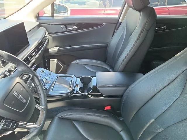 2022 Lincoln Nautilus Standard photo 11