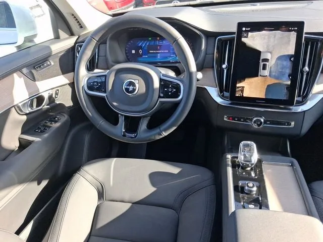 2026 Volvo XC90 B5 Plus photo 8