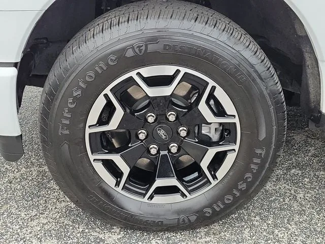 2023 Ford F-150 Lightning XLT photo 9