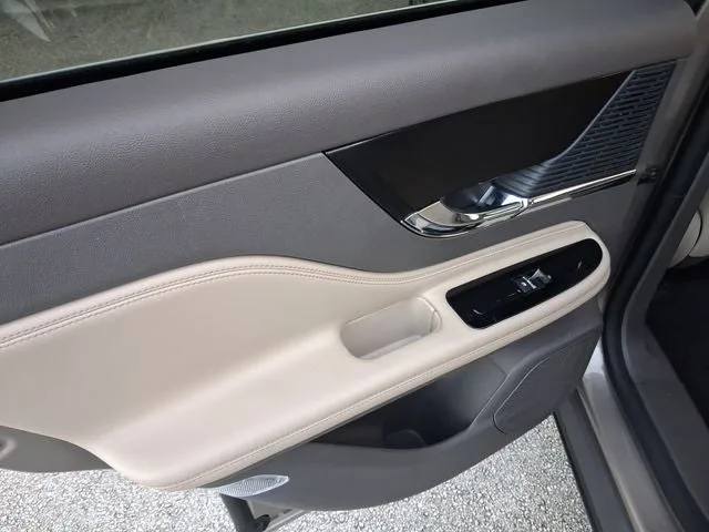 2021 Lincoln Corsair Standard photo 9