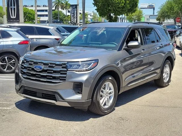 2025 Ford Explorer Active photo 3