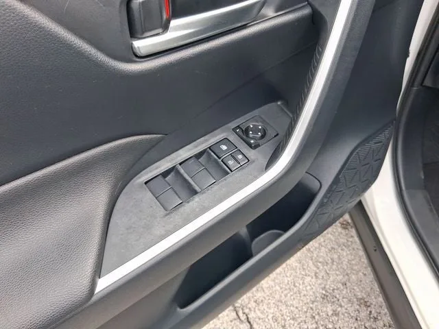 2019 Toyota RAV4 XLE photo 15