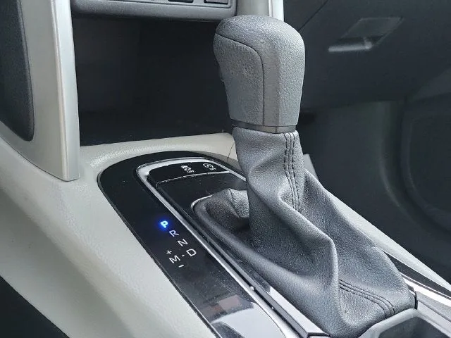 2025 Toyota Corolla Cross L photo 25