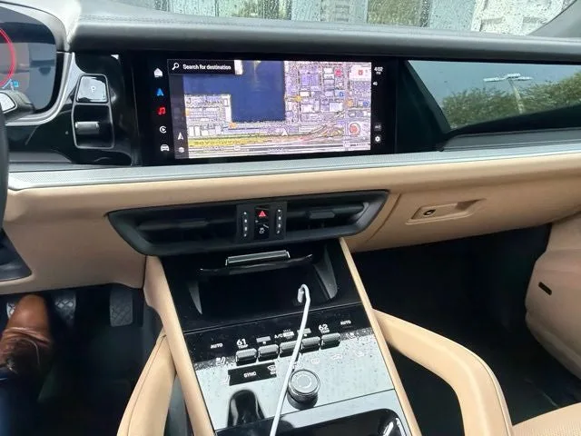 2024 Porsche Cayenne Base photo 4