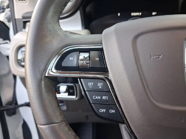 2023 Lincoln Nautilus Standard photo 17