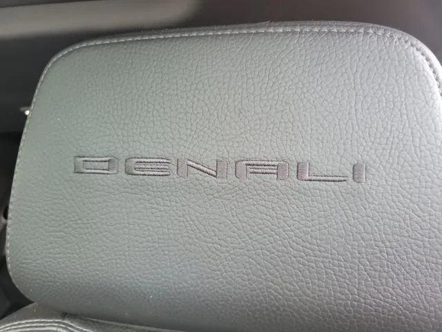 2023 GMC Sierra 2500HD Denali photo 13
