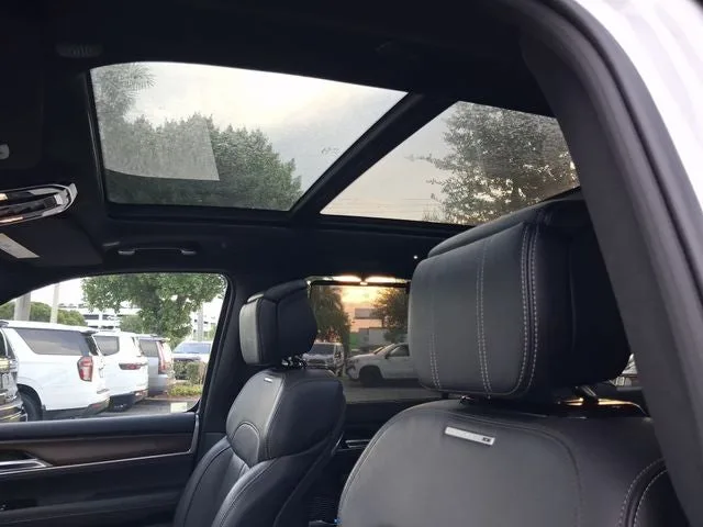 2022 Jeep Grand Wagoneer Series I photo 13