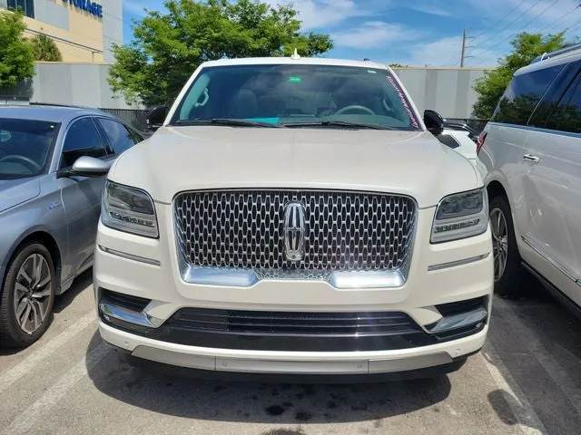 2018 Lincoln Navigator Select photo 2