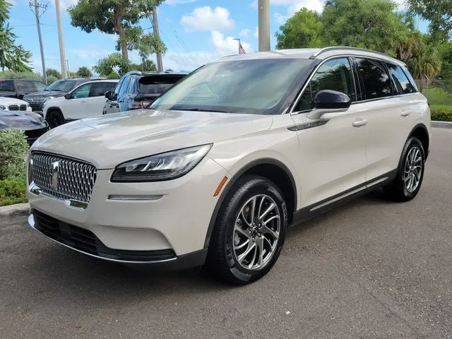 2022 Lincoln Corsair Standard photo 3
