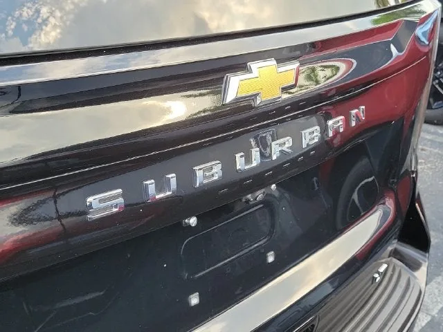 2025 Chevrolet Suburban LT photo 6