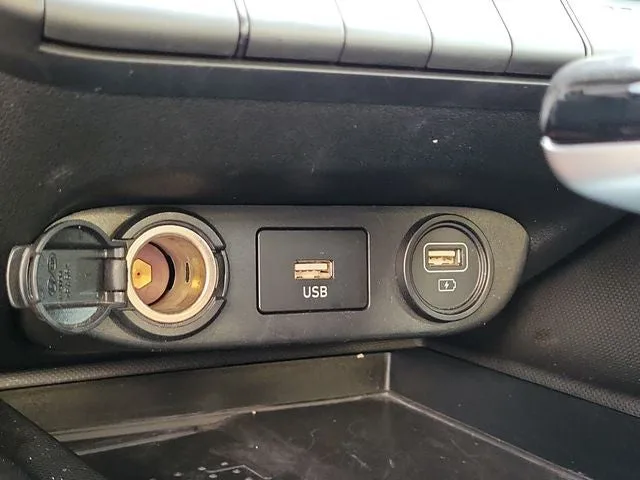 2022 Hyundai Elantra Limited photo 25