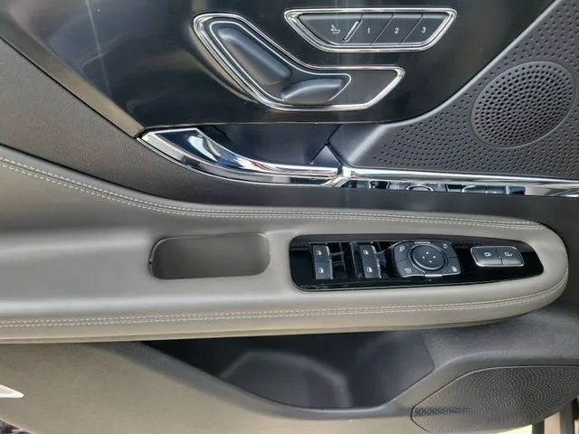 2023 Lincoln Corsair Standard photo 12