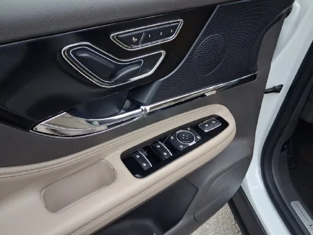 2023 Lincoln Corsair Standard photo 14