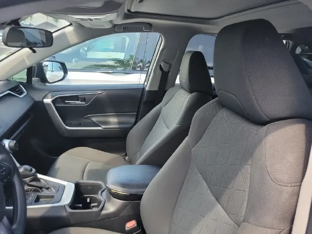 2022 Toyota RAV4 XLE photo 9