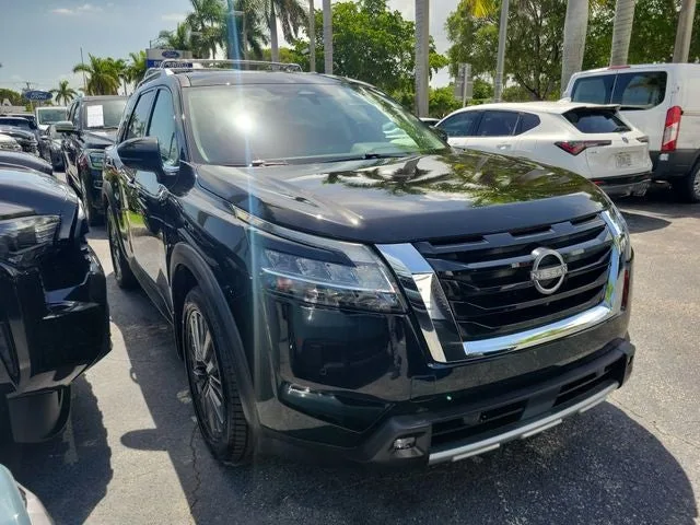 2022 Nissan Pathfinder SL photo 2