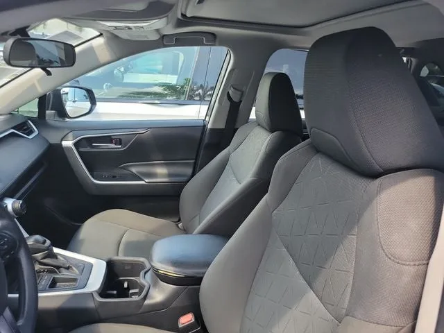 2022 Toyota RAV4 XLE photo 9