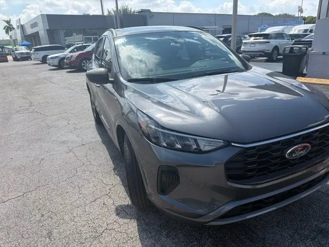 2023 Ford Escape ST-Line photo 3