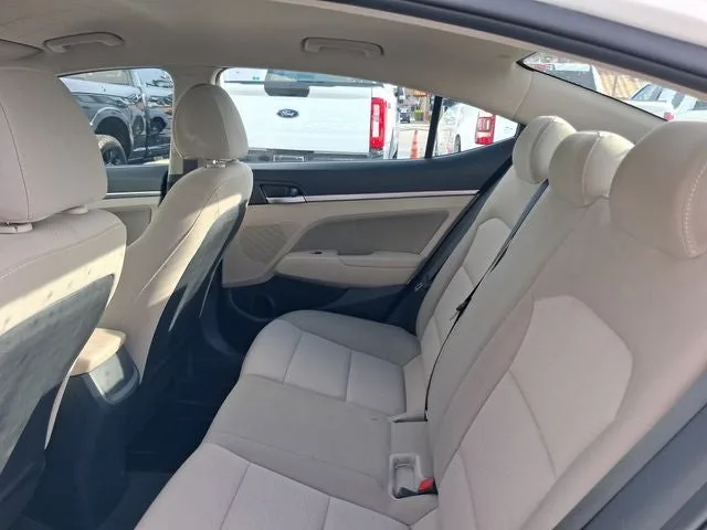 2020 Hyundai Elantra SEL photo 6