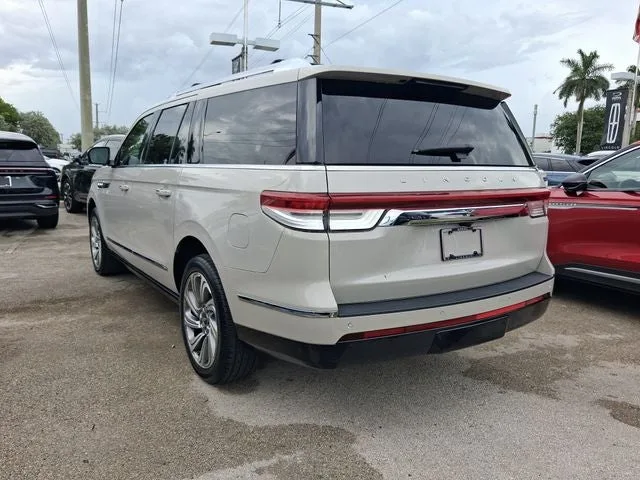2023 Lincoln Navigator L Reserve photo 3