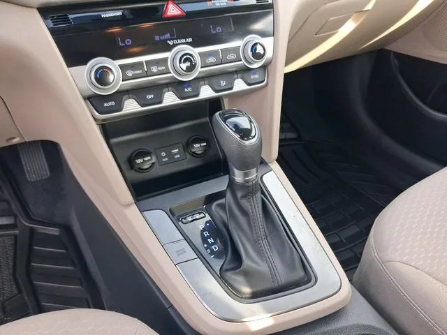 2020 Hyundai Elantra SEL photo 19