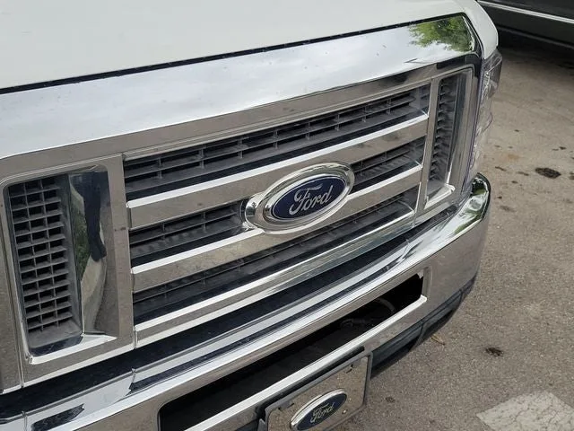 2012 Ford E-350SD Base Cutaway photo 4