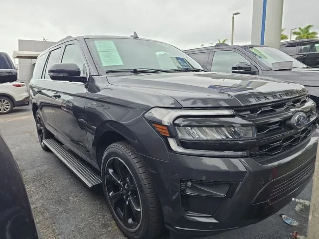 2022 Ford Expedition Limited photo 2