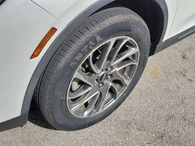 2022 Lincoln Corsair Standard photo 4