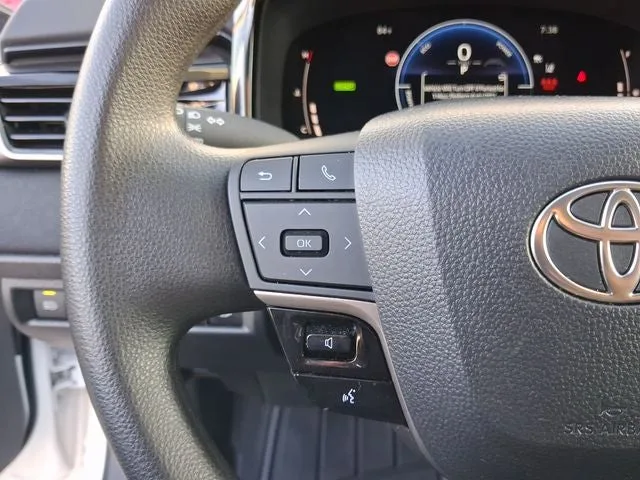 2025 Toyota Camry SE photo 17