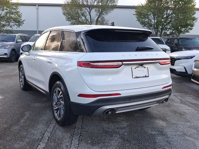2023 Lincoln Corsair Standard photo 3
