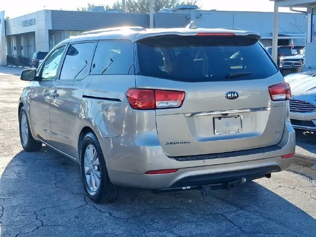 2015 Kia Sedona LX photo 3