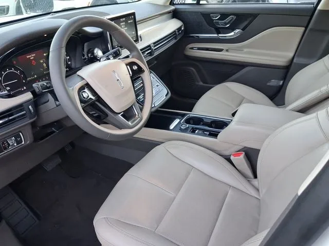 2022 Lincoln Corsair Standard photo 11
