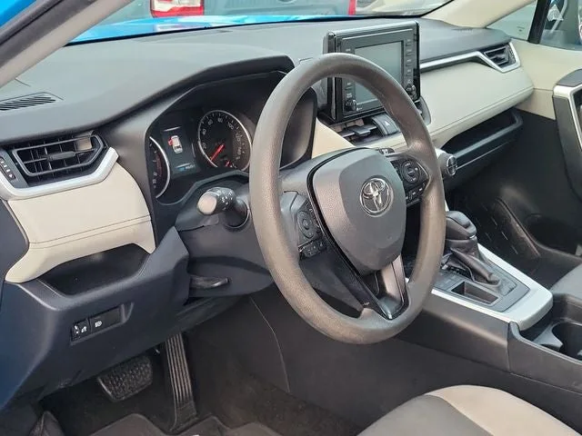 2020 Toyota RAV4 XLE photo 8