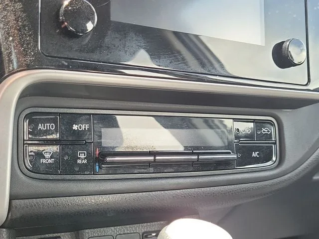 2018 Toyota Corolla LE photo 23