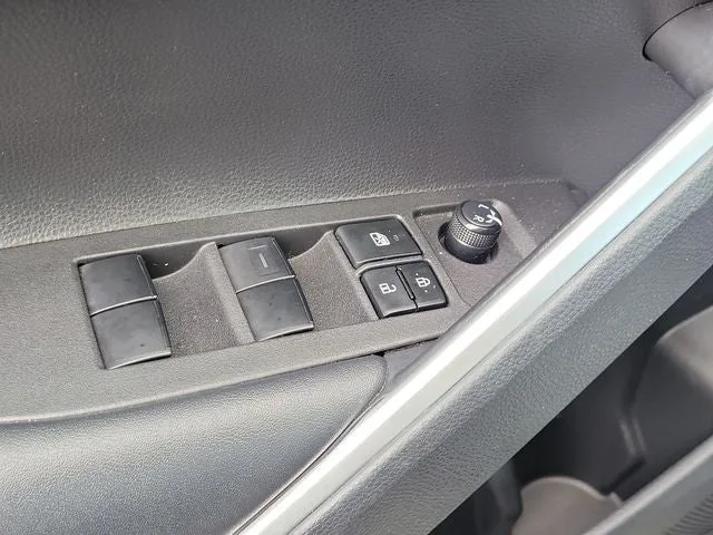 2022 Toyota Corolla Cross LE photo 16