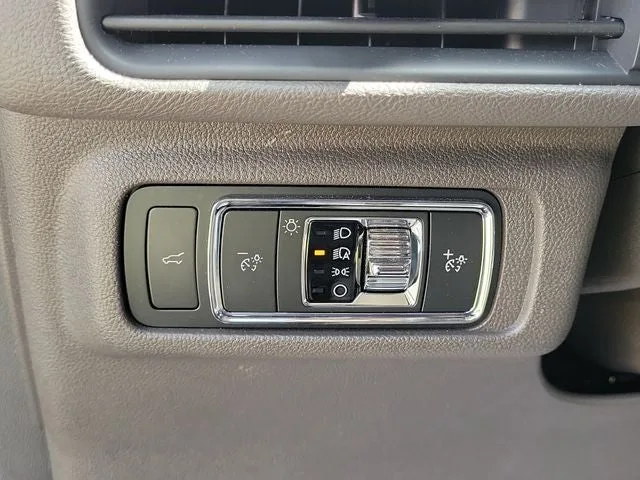 2022 Lincoln Corsair Standard photo 11