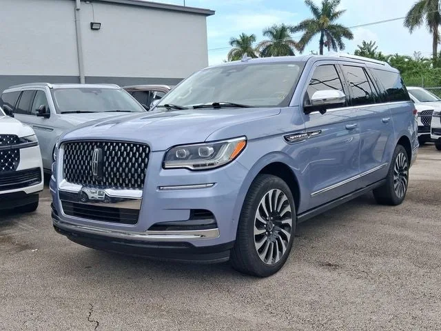 2022 Lincoln Navigator L Black Label photo 2