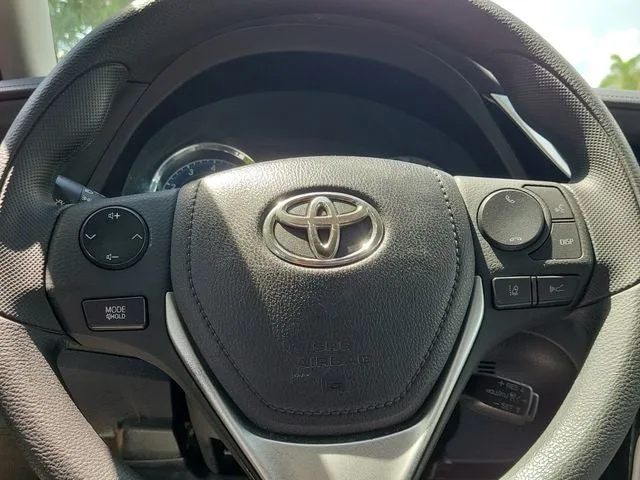 2018 Toyota Corolla LE photo 17