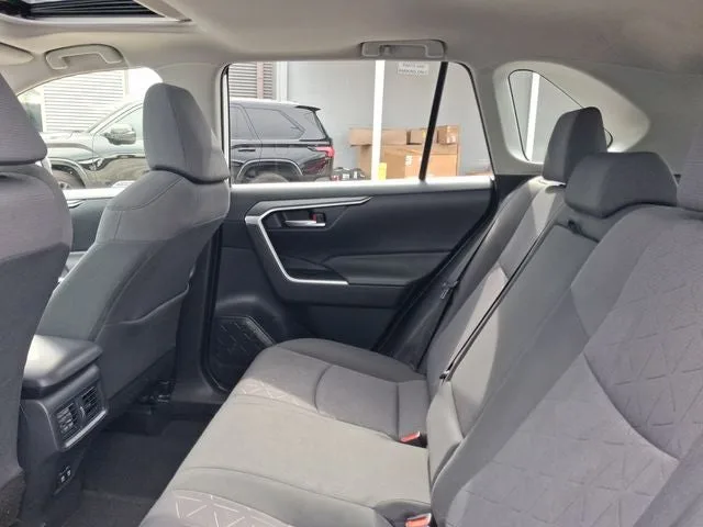 2019 Toyota RAV4 XLE photo 6