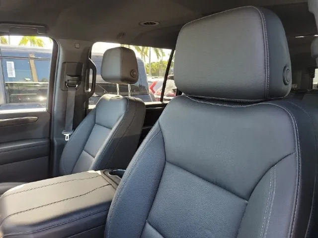 2025 Chevrolet Suburban LT photo 10