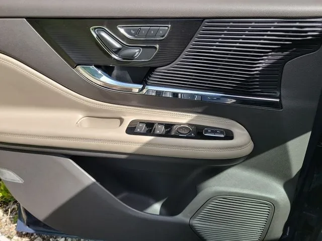2022 Lincoln Corsair Standard photo 12
