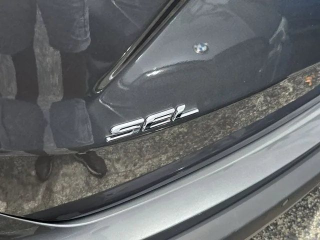 2022 Ford Edge SEL photo 5