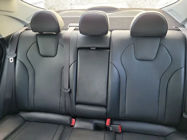 2022 Hyundai Elantra Limited photo 10