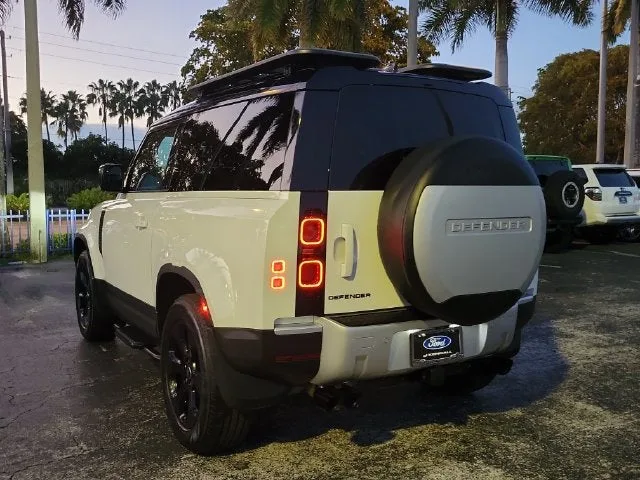 2023 Land Rover Defender 90 S photo 4