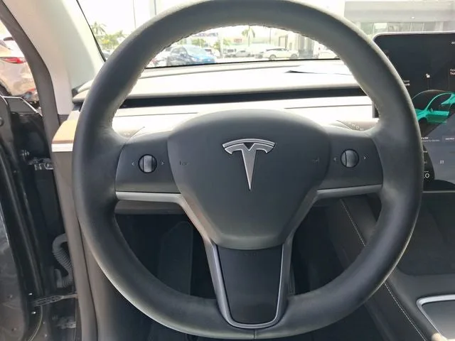 2025 Tesla Model Y Long Range photo 16
