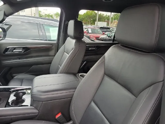 2025 Chevrolet Suburban LT photo 9