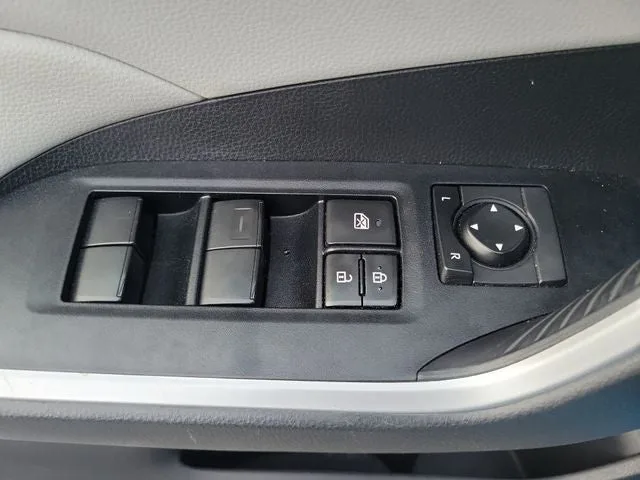 2020 Toyota RAV4 XLE photo 13