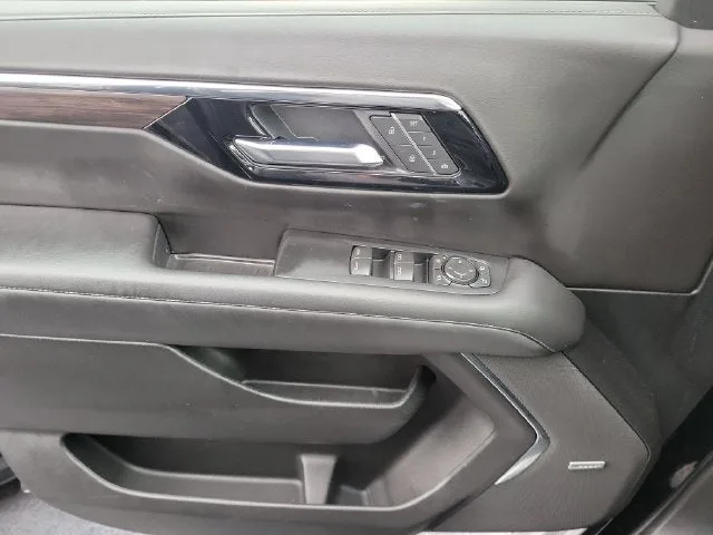 2025 Chevrolet Suburban LT photo 13